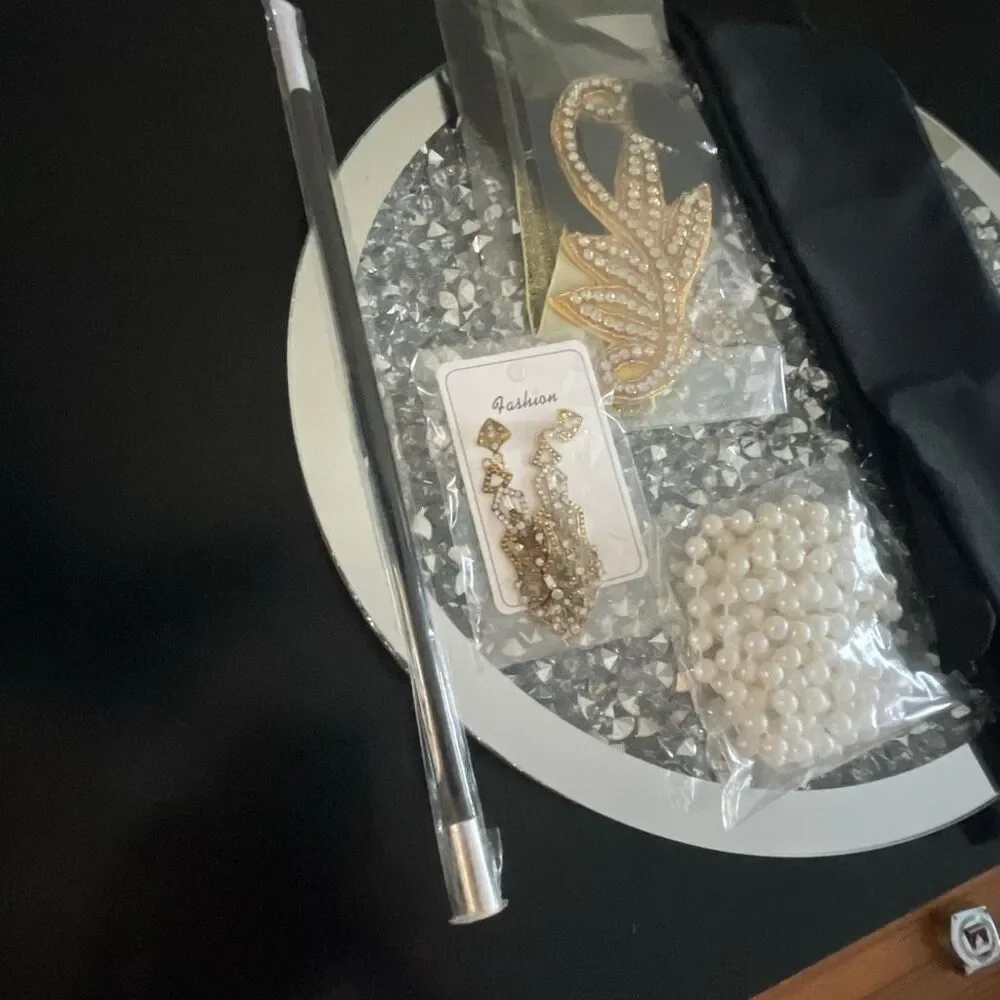 Brand new 1920s-1930s flappers accessories gloves, head band, necklace, cigar - Picture 5 of 9